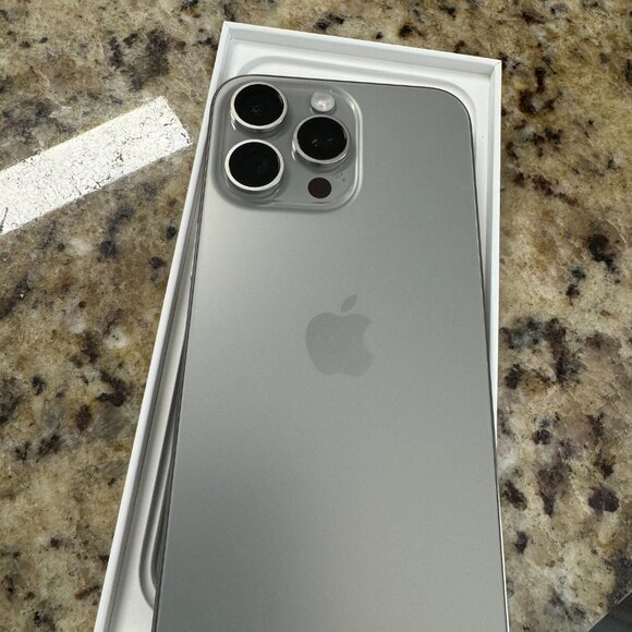 iPhone 15 pro max natural titanium 256 GB - Picture 3 of 4